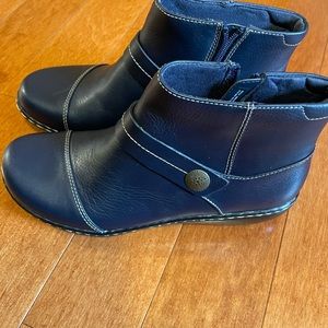 Clarks navy blue bootie